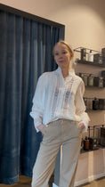 Last inn bilde i gallerivisning, White Blouse