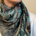 Last inn bilde i gallerivisning, Small scarf in real silk, hummingbird