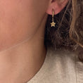 Last inn bilde i gallerivisning, Small hoops with star, G