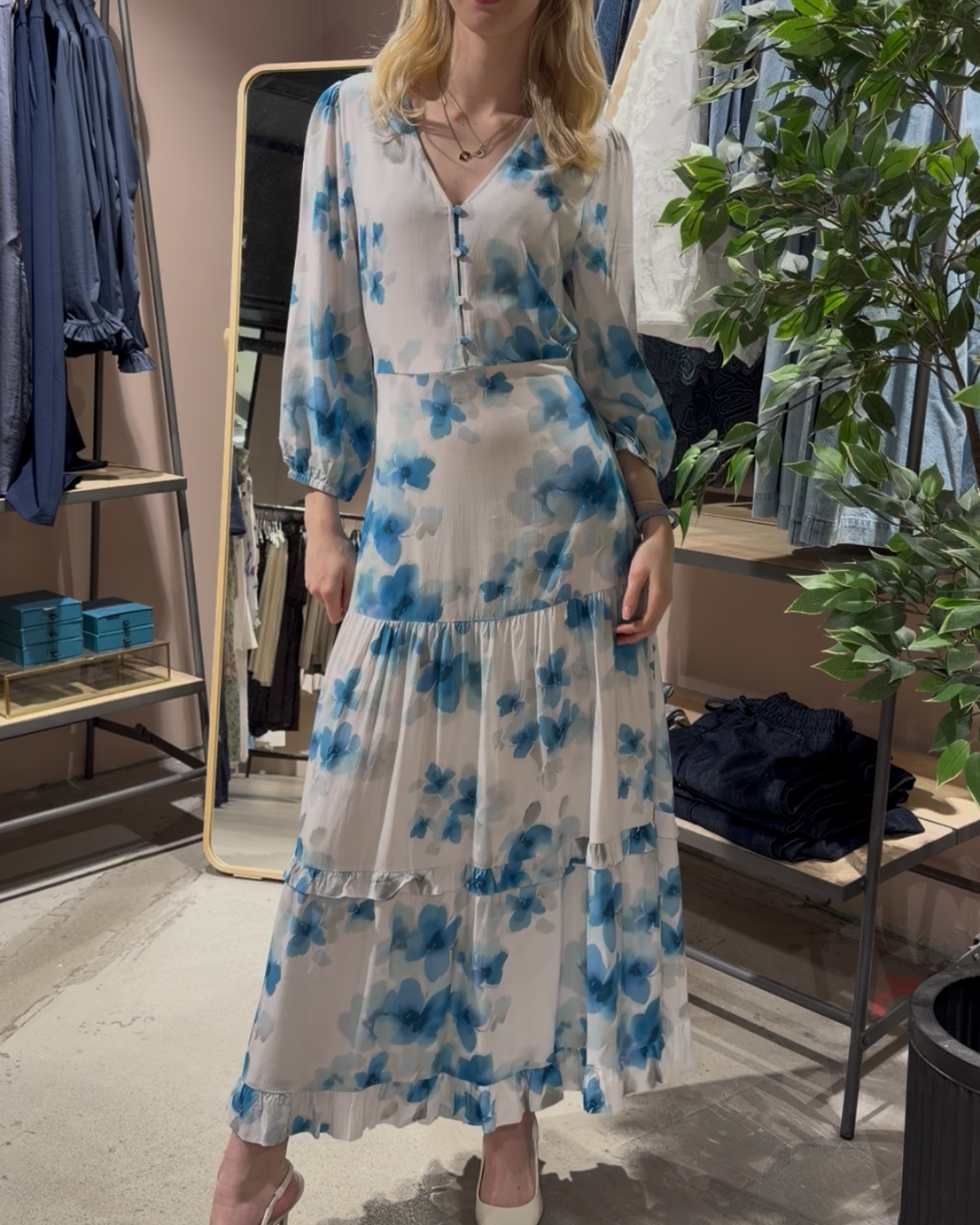 Shanaya V-M, Dress
