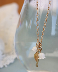 Load image into Gallery viewer, Kort kjede, Lilies & Pearls
