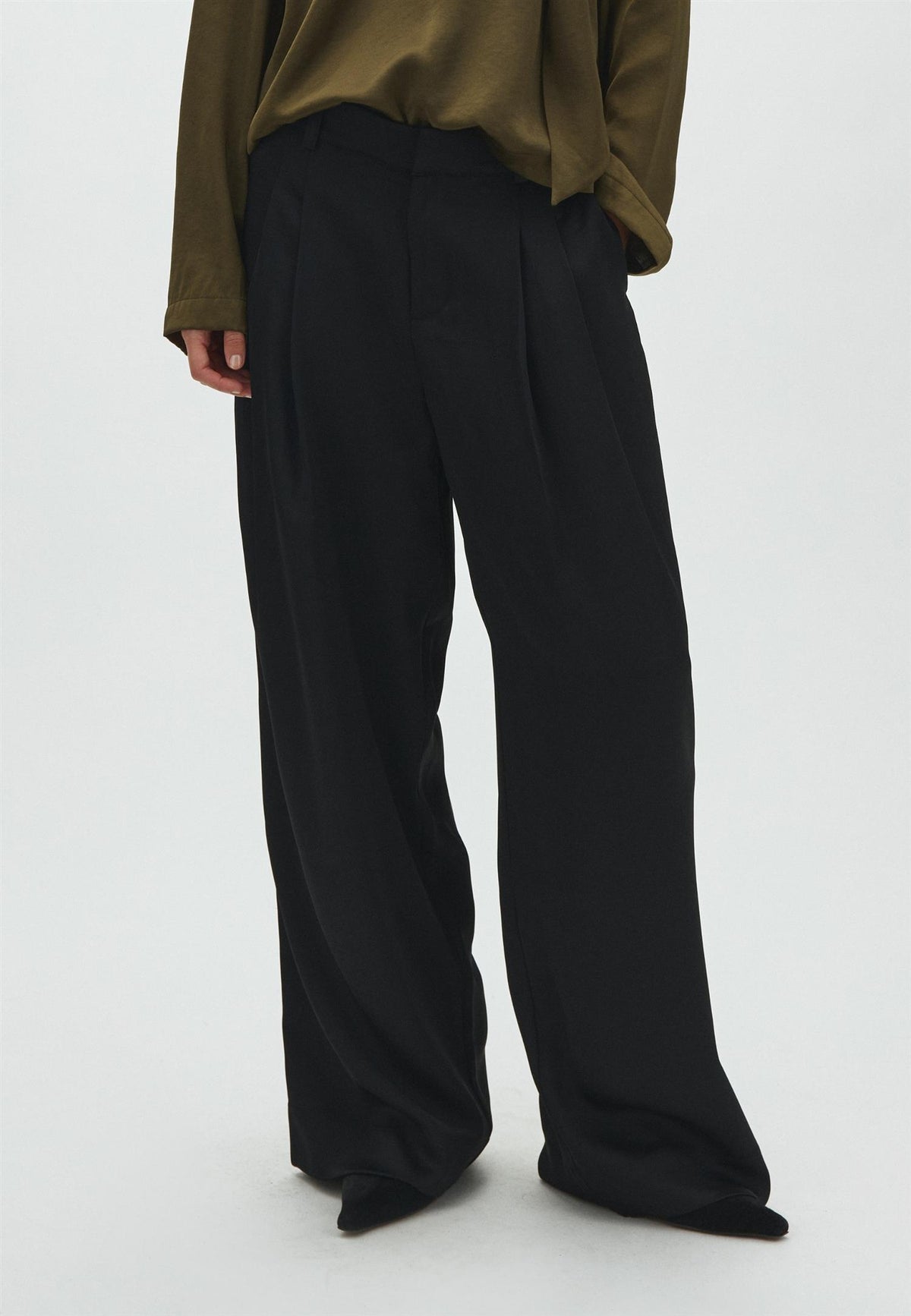 Emeli-M, Pant