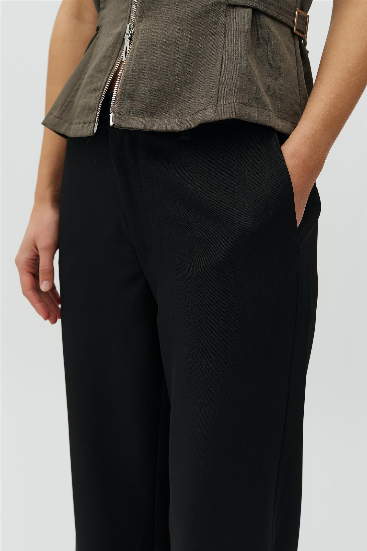 Leocardia-M, Pant