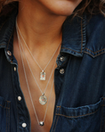 Last inn bilde i gallerivisning, Medium-length necklace, Shimmer S
