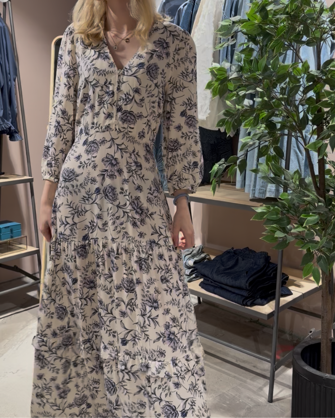 Shanaya V-M, Dress