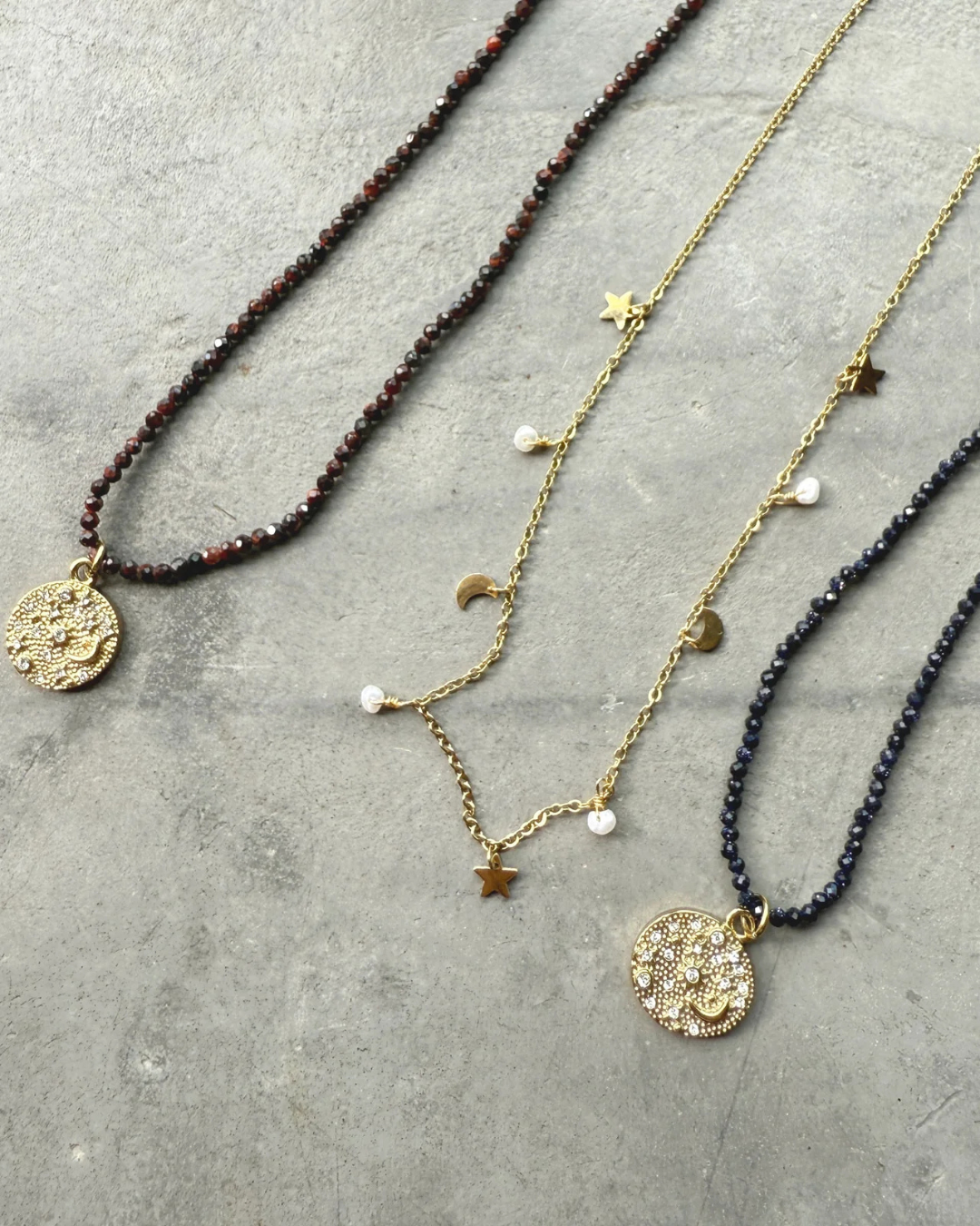 Short necklace with stones, pendant