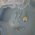 Load image into Gallery viewer, Lange øredobber, Lilies & Pearls
