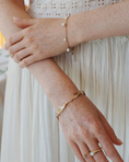 Load image into Gallery viewer, Tynt armbånd, Lilies & Pearls
