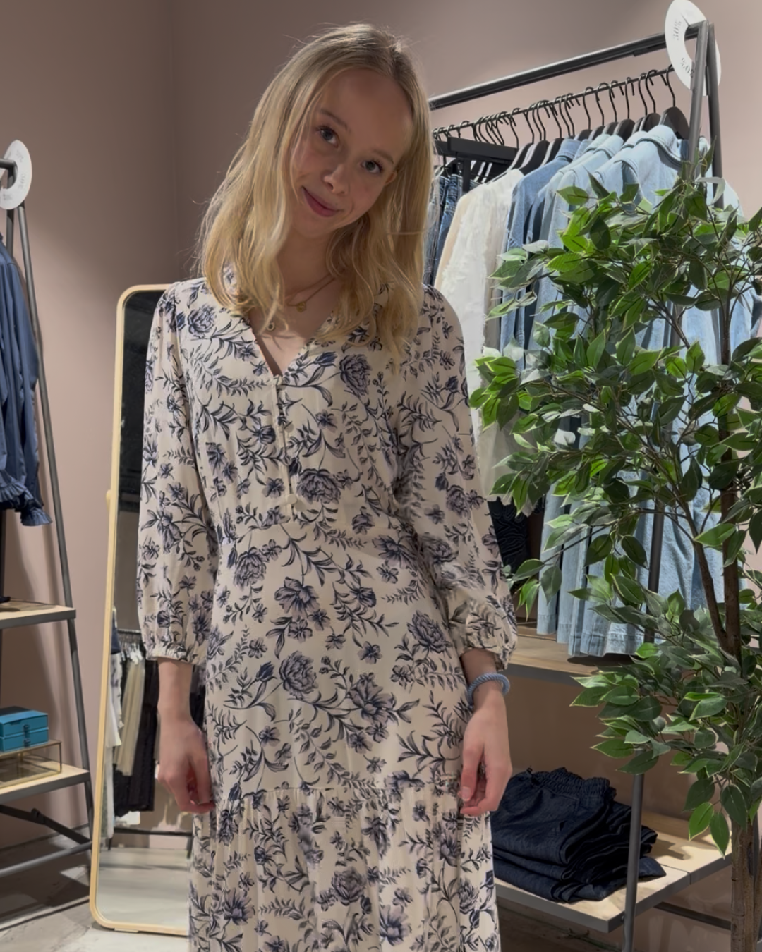 Shanaya V-M, Dress