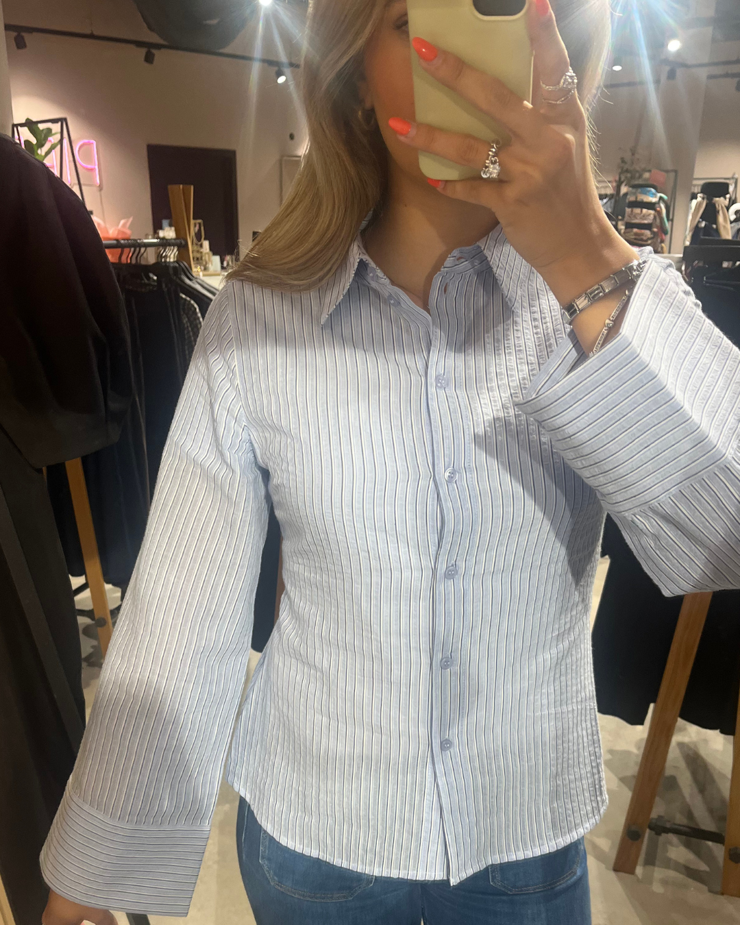 Kaloni-M, Shirt