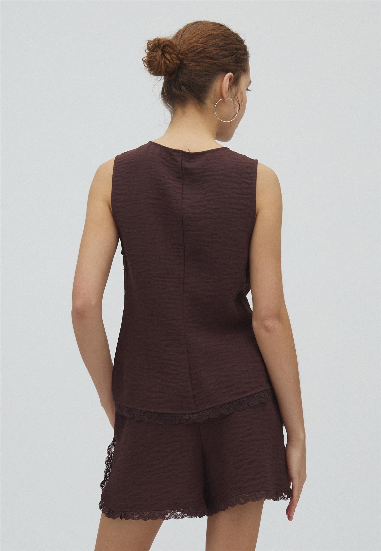 Leleh-M, Blouse