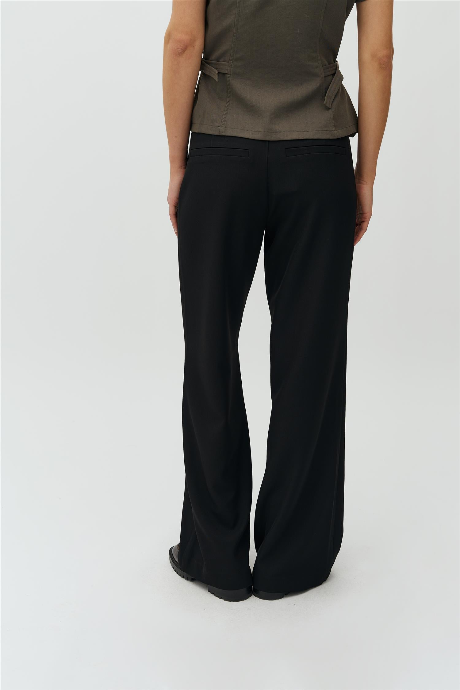 Leocardia-M, Pant