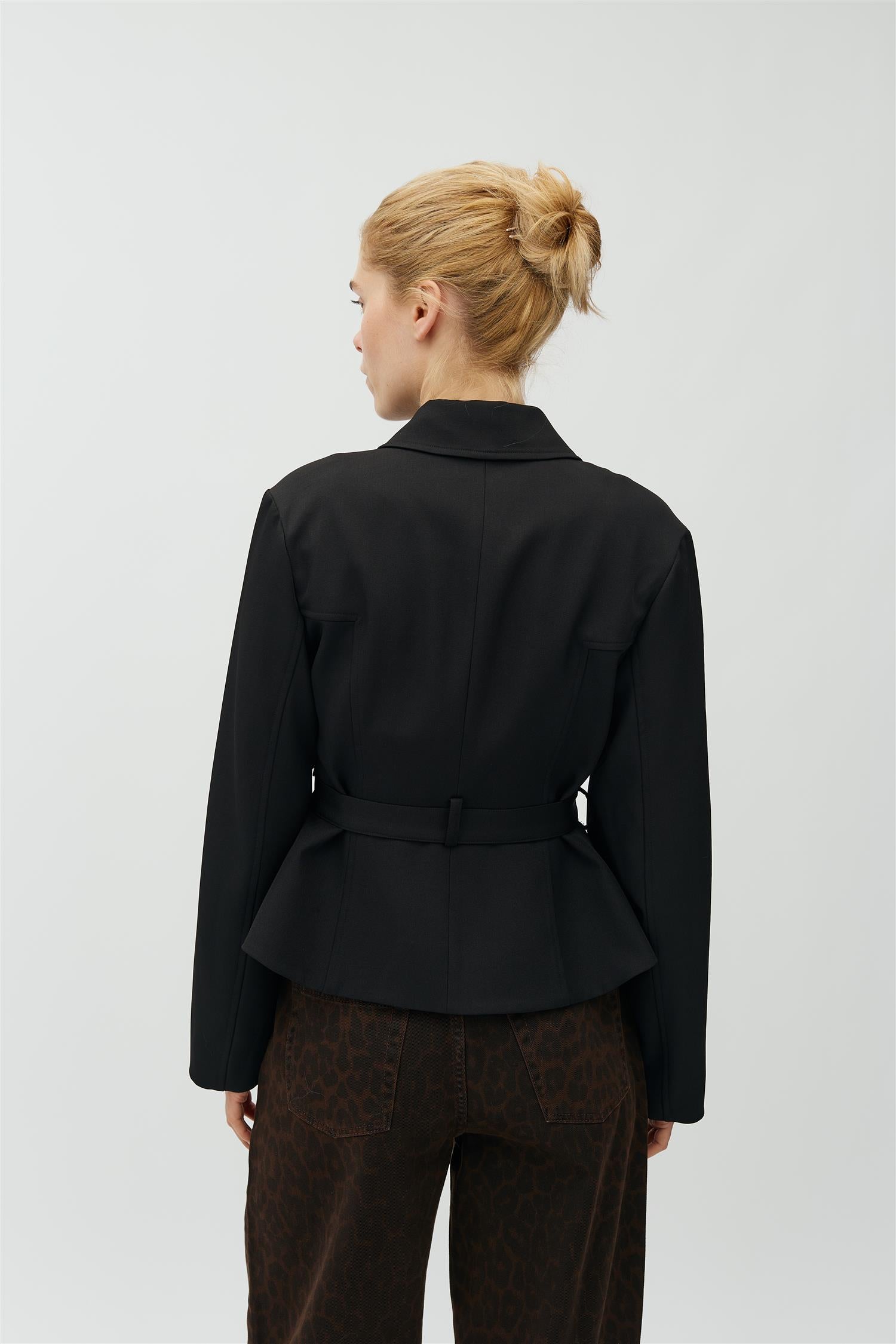 Yraella-M, Blazer