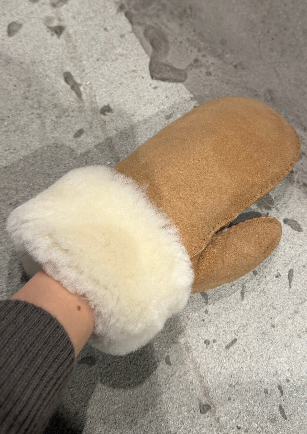 Ina Suede Shearling Mittens - Cognac